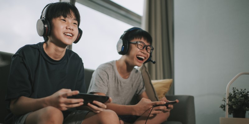 kids playing video game